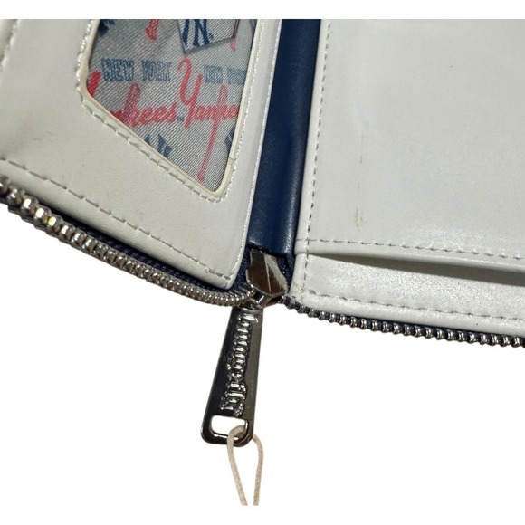 Loungefly NWT New York Yankees MLB Womens Zip Around Wallet 7 x 4 inches - Picture 3 of 6